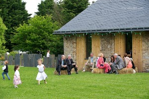 mariage champêtre: cocktail au Jardin des Acanthes - Bretagne - par Marie Baillet Photographe