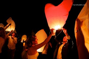 mariage champêtre: lanternes thaïlandaises au Jardin des Acanthes - Bretagne - par Marie Baillet Photographe