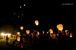 photographe Bretagne mariage champêtre lanternes thailandaises en Bretagne