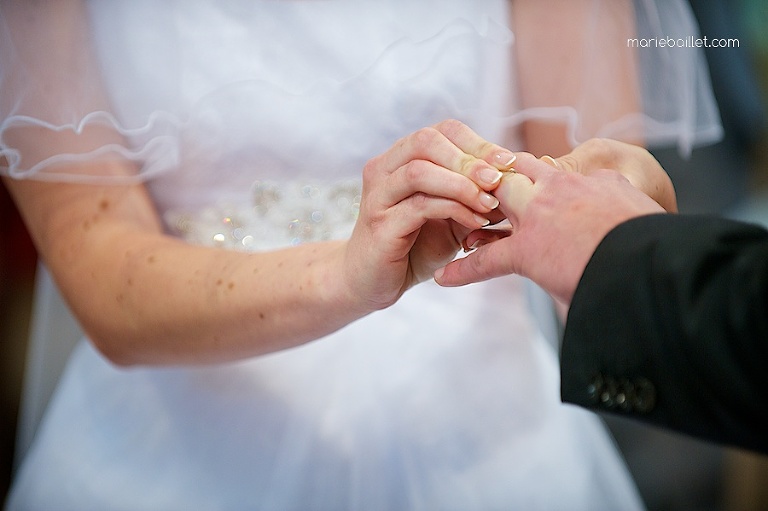 reportage cérémonie religieuse / alliances par Marie Baillet Photographe Finistère