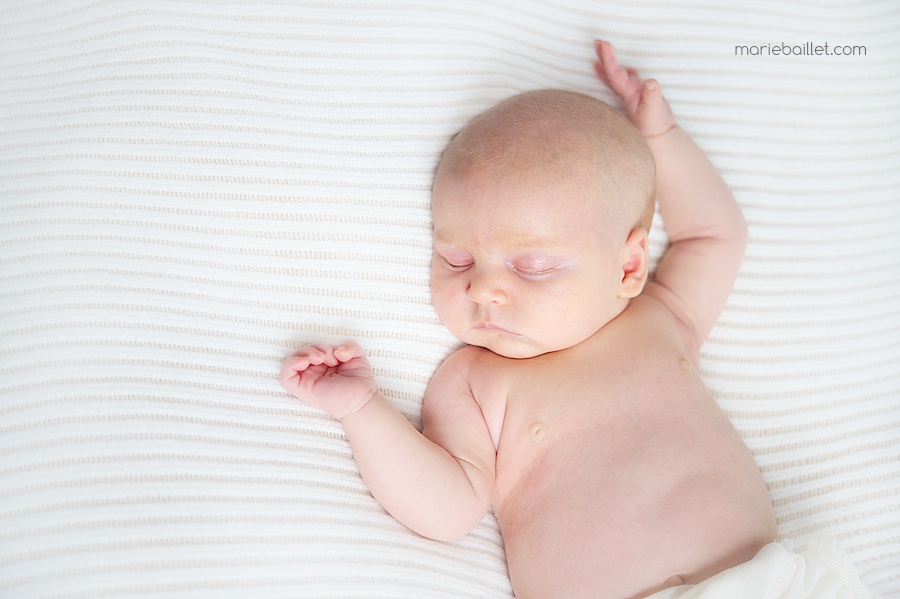 photo nouveau-né / séance bébé / portrait naissance sur le Morbihan par Marie Baillet photographe