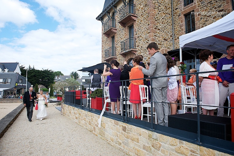 cérémonie extérieure au Castel Beau Site Perros Guirec par Marie Baillet photographe Bretagne