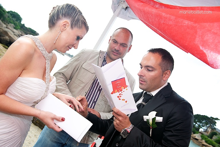 cérémonie en extérieur au Castel Beau Site (22) par Marie Baillet photographe Bretagne