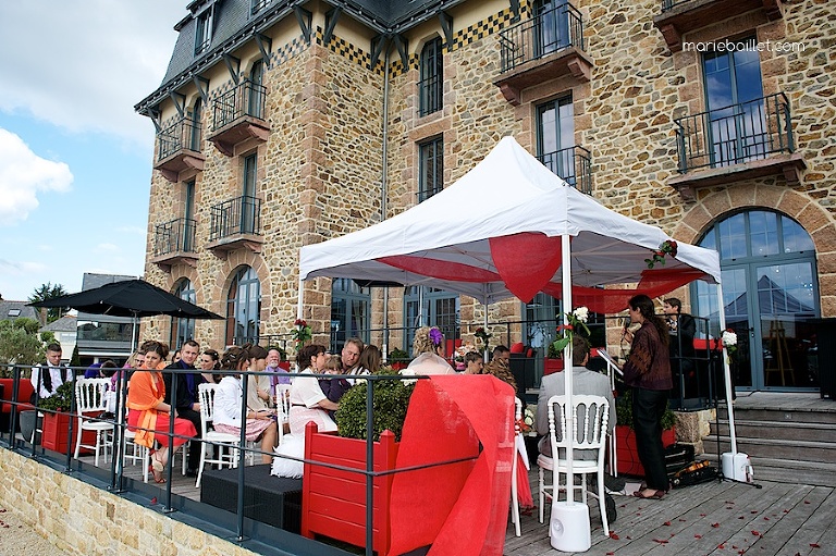 cérémonie en exterieur au Castel Beau Site Cotes d'Armor par Marie Baillet photographe Bretagne