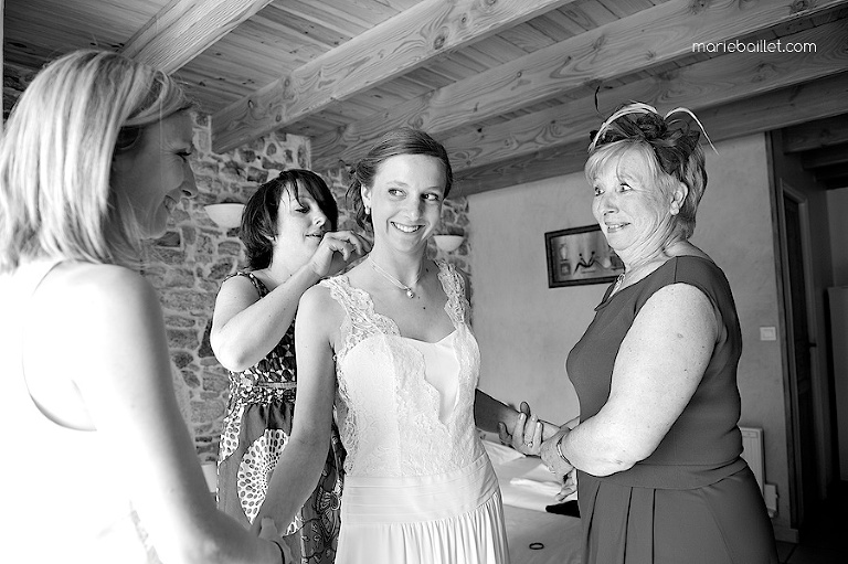 habillage mariée mariage à Saint-Philibert, Bretagne (56) par Marie Baillet photographe