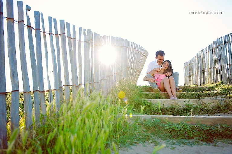 shooting séance amoureux à la plage par Marie Baillet photographe en Bretagne