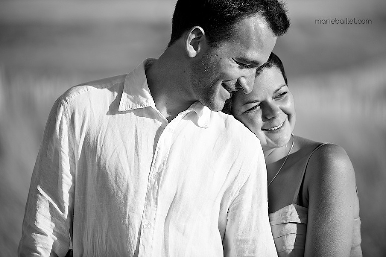 shooting séance amoureux à la plage par Marie Baillet photographe en Bretagne