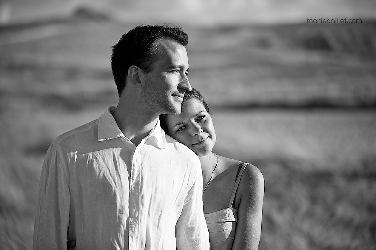shooting séance amoureux à la plage par Marie Baillet photographe en Bretagne