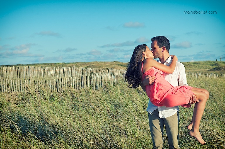 shooting séance amoureux à la plage par Marie Baillet photographe en Bretagne