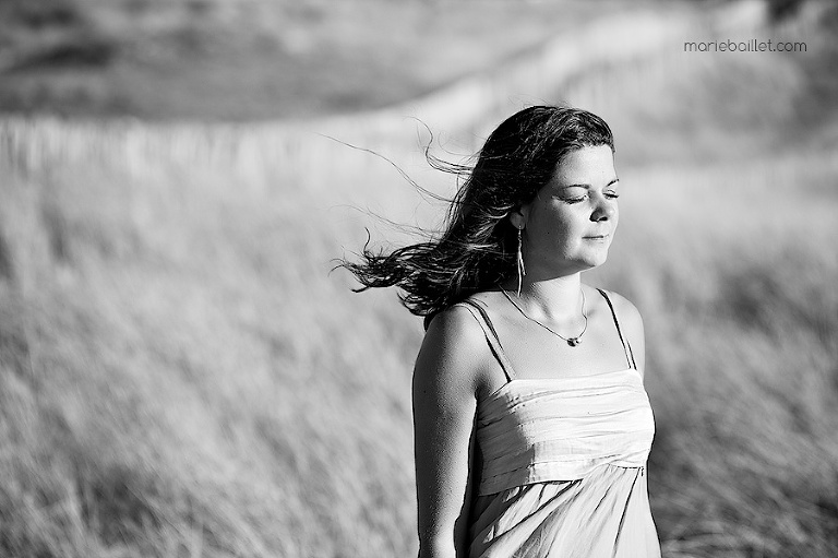 shooting séance amoureux à la plage par Marie Baillet photographe en Bretagne