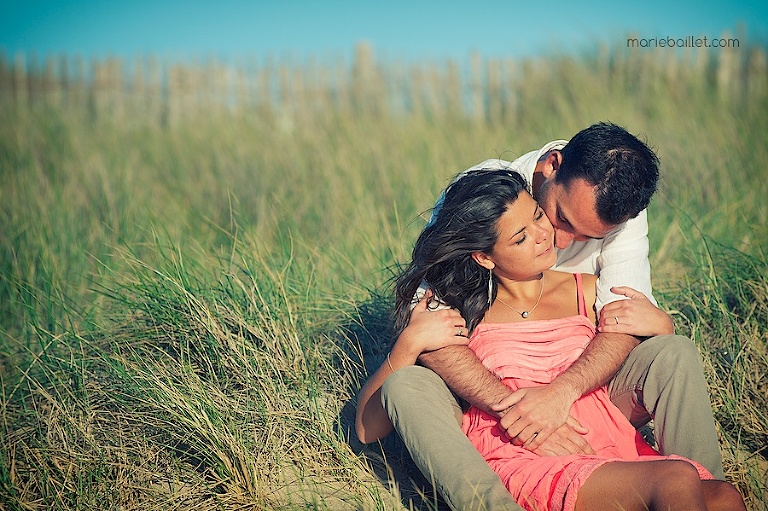 shooting séance amoureux à la plage par Marie Baillet photographe en Bretagne