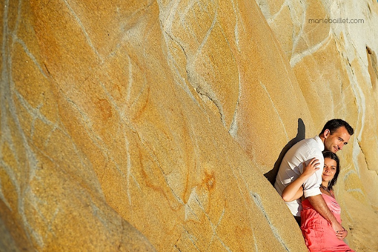 shooting séance amoureux à la plage par Marie Baillet photographe en Bretagne