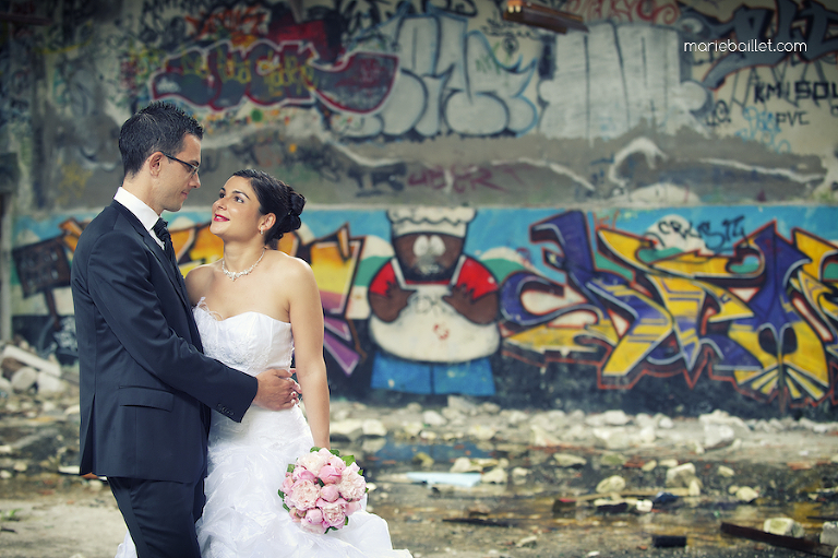 séance photo de couple usine désaffectée - mariage par Marie Baillet photographe Bretagne