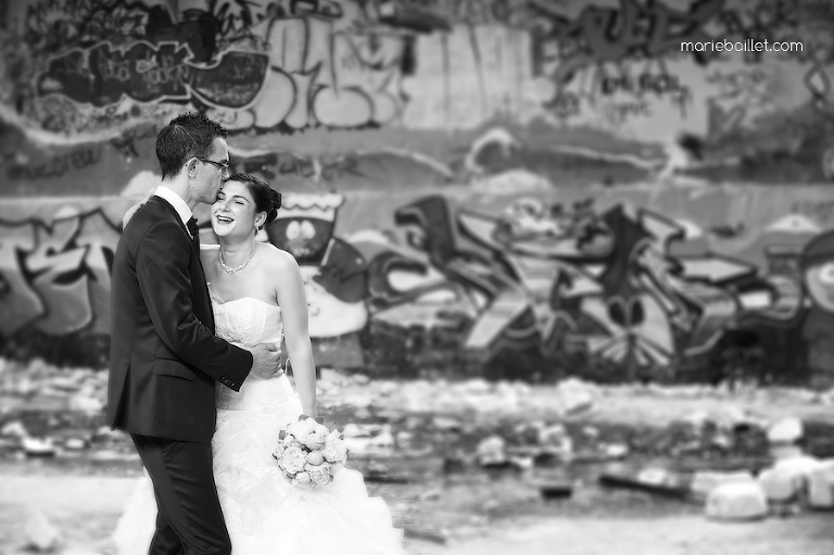 photo des mariés usine abandonnée par Marie Baillet photographe mariage Bretagne