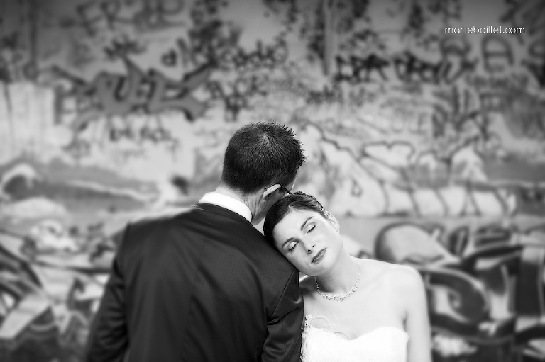 photo des mariés usine abandonnée par Marie Baillet photographe mariage Bretagne