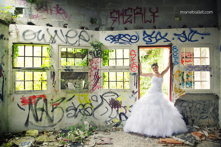 photo des mariés usine abandonnée par Marie Baillet photographe mariage Bretagne