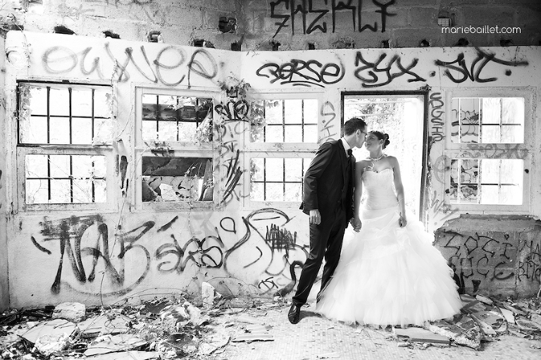 séance photo de couple usine désaffectée - mariage par Marie Baillet photographe Bretagne