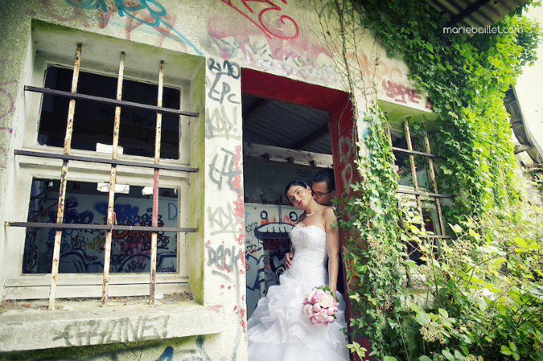 photo des mariés usine abandonnée par Marie Baillet photographe mariage Bretagne