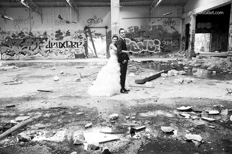 séance photo de couple usine désaffectée - mariage par Marie Baillet photographe Bretagne