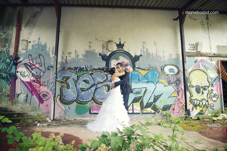 photo des mariés usine abandonnée par Marie Baillet photographe mariage Bretagne