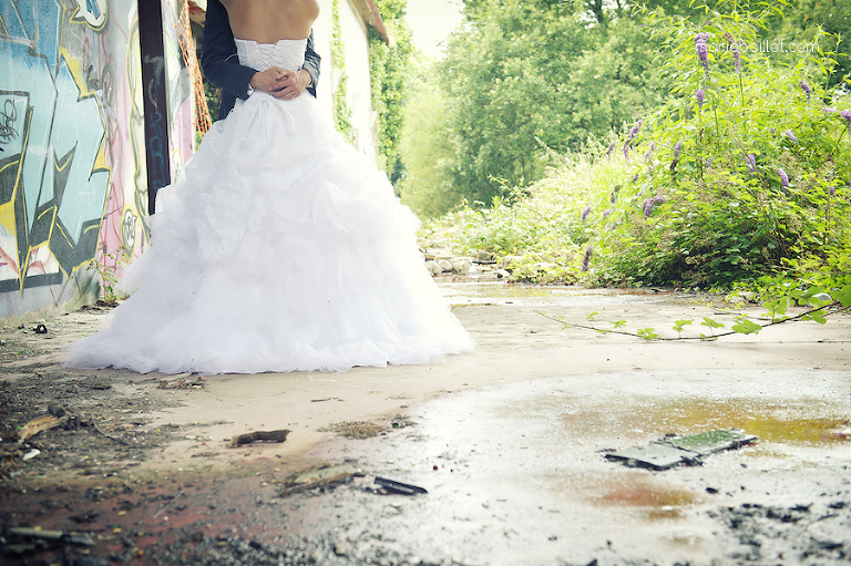 photo des mariés usine abandonnée par Marie Baillet photographe mariage Bretagne