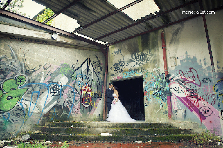photo des mariés usine abandonnée par Marie Baillet photographe mariage Bretagne