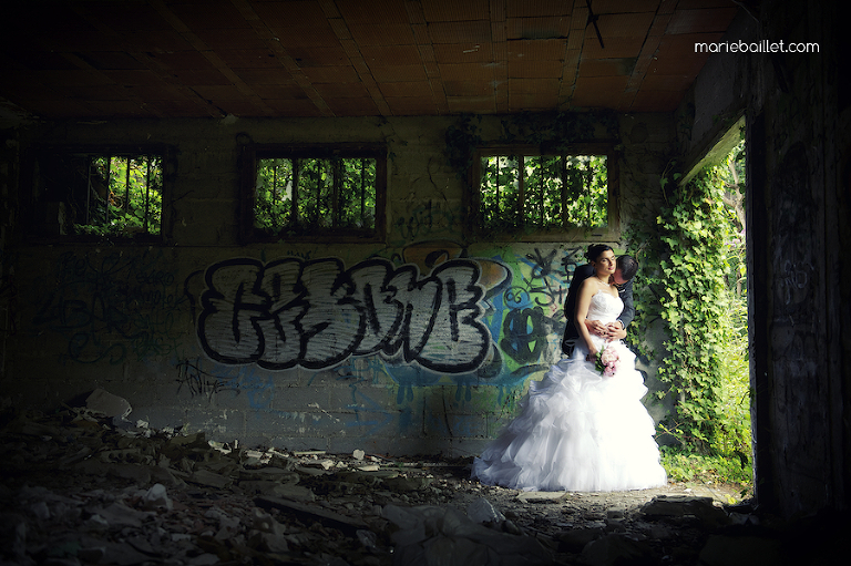 séance photo de couple usine désaffectée - mariage par Marie Baillet photographe Bretagne