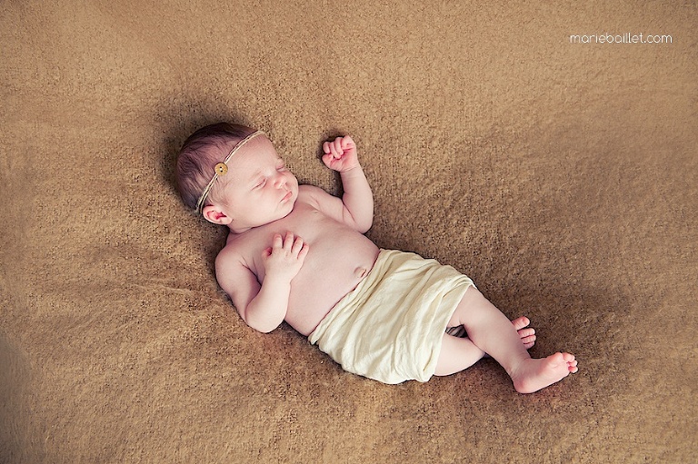 shooting bébé à la maison par Marie Baillet photographe Morbihan