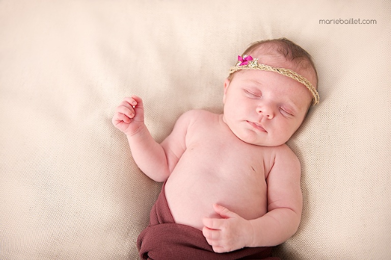 shooting bébé à la maison par Marie Baillet photographe Morbihan