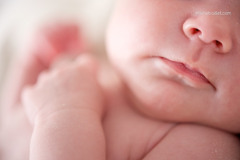 séance photo bébé à domicile pour réaliser un faire-part de naissance