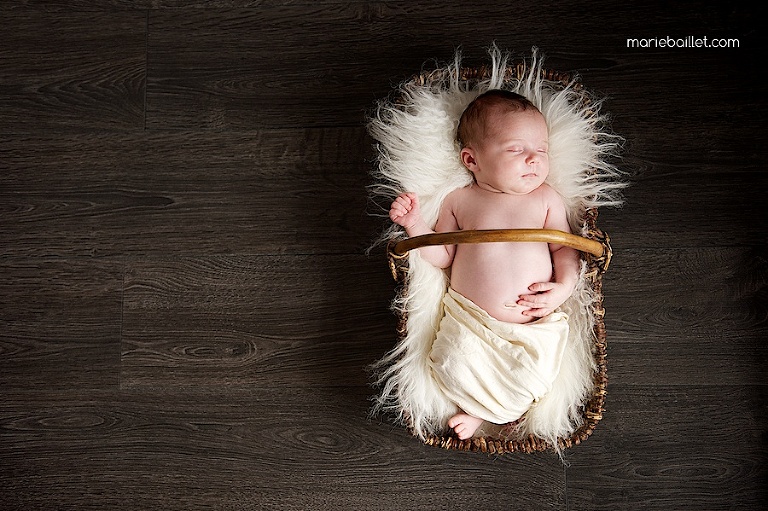 shooting bébé à la maison par Marie Baillet photographe Morbihan