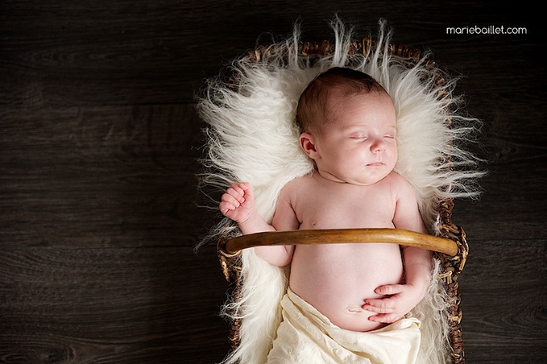 shooting bébé à la maison par Marie Baillet photographe Morbihan