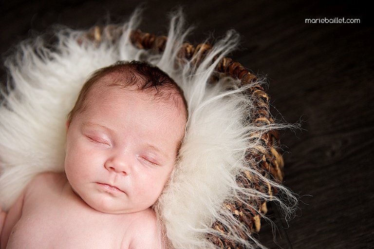 shooting bébé à la maison par Marie Baillet photographe Morbihan