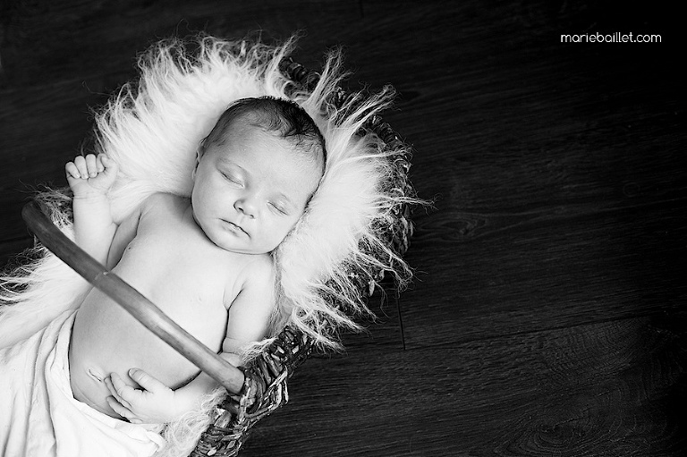 shooting bébé à la maison par Marie Baillet photographe Morbihan