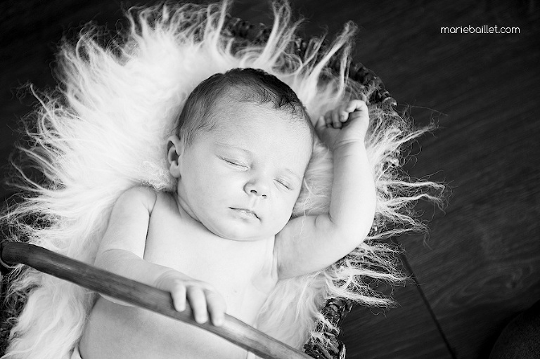 séance photo bébé à domicile pour réaliser un faire-part de naissance