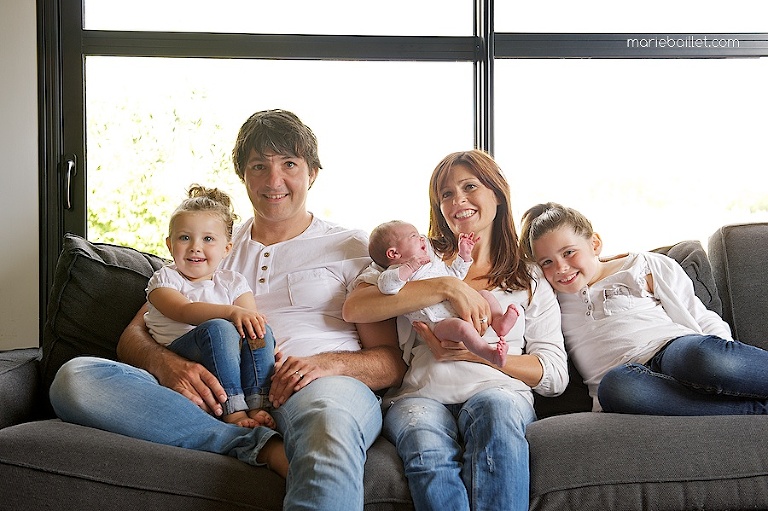 shooting famille à la maison par Marie Baillet photographe Morbihan