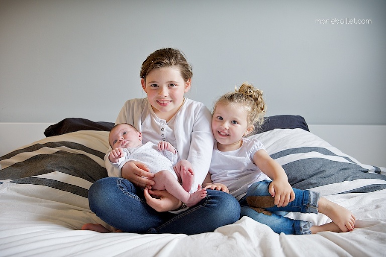 shooting famille à la maison par Marie Baillet photographe Morbihan