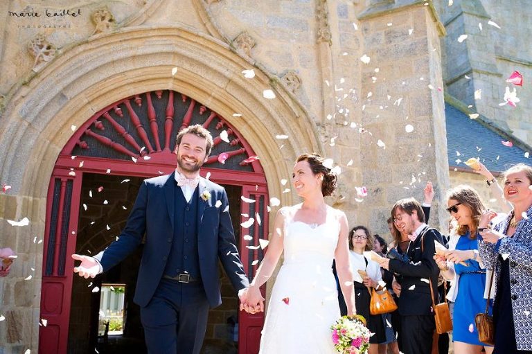 sortie d'eglise et pétales par Marie Baillet photographe Bretagne