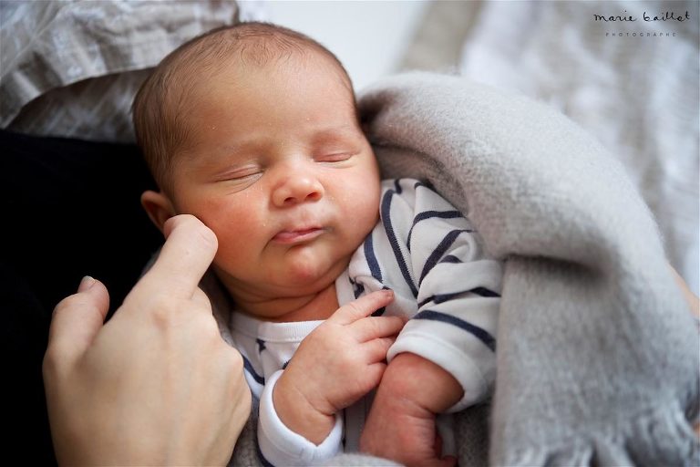faire part naissance morbihan / photo bébé à domicile © Marie Baillet photographe