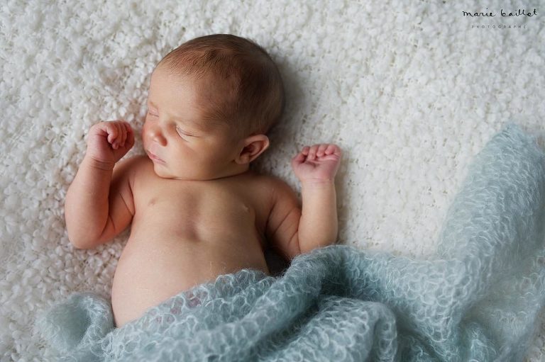faire part naissance morbihan / photo bébé à domicile © Marie Baillet photographe