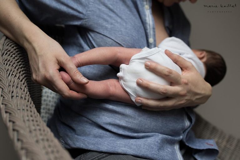 Photos bébé naissance par Marie Baillet photographe nouveau-né Morbihan