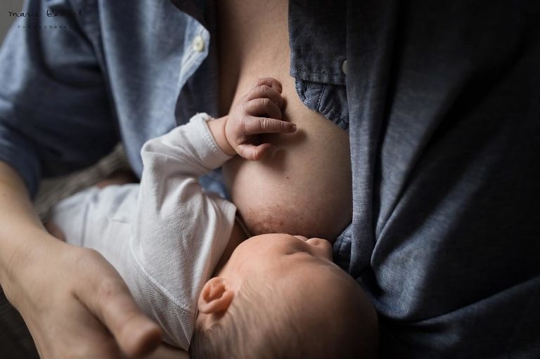 Photos bébé naissance par Marie Baillet photographe nouveau-né Morbihan