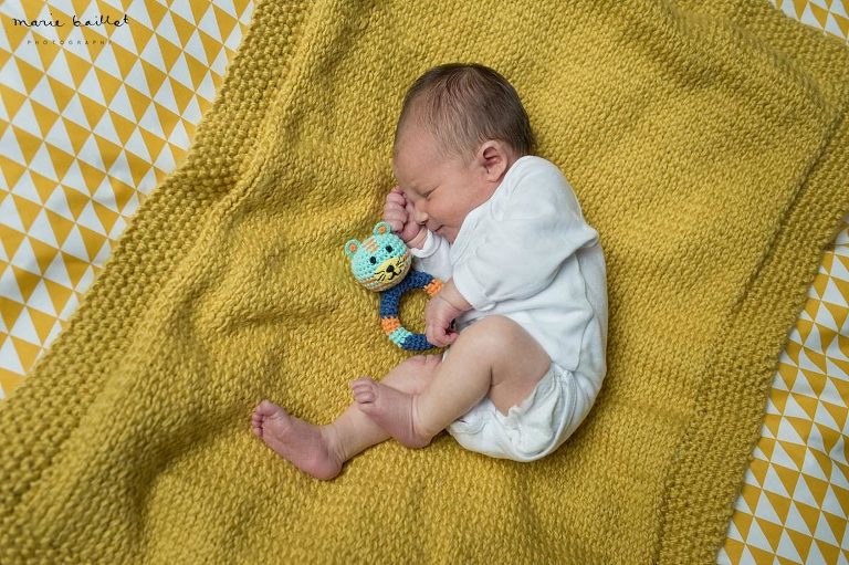 Photos bébé naissance par Marie Baillet photographe nouveau-né Morbihan