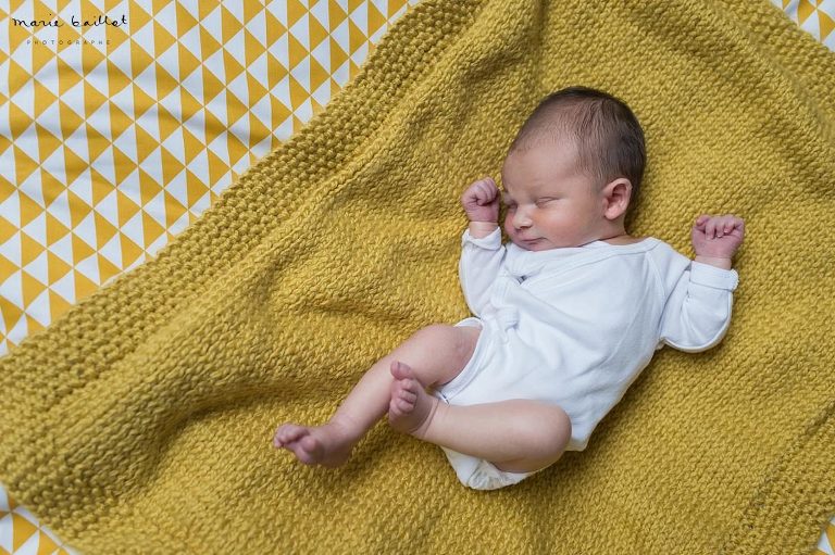 Photos bébé naissance par Marie Baillet photographe nouveau-né Morbihan