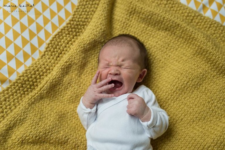 Photos bébé naissance par Marie Baillet photographe nouveau-né Morbihan