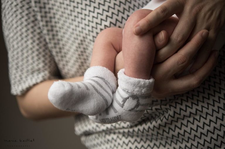 Photos bébé naissance par Marie Baillet photographe nouveau-né Morbihan