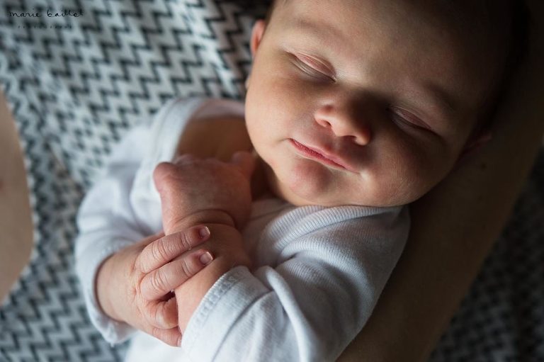 Photos bébé naissance par Marie Baillet photographe nouveau-né Morbihan