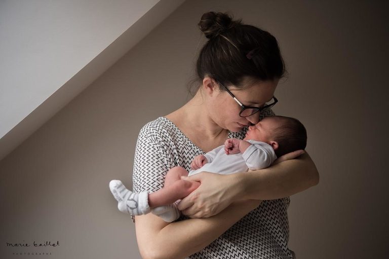 Photos bébé naissance par Marie Baillet photographe nouveau-né Morbihan