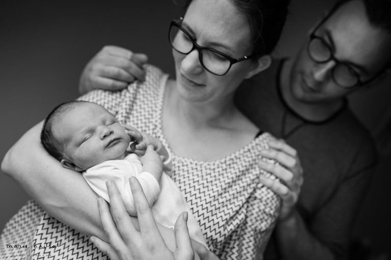 Photos bébé naissance par Marie Baillet photographe nouveau-né Morbihan