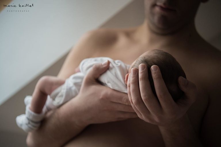 Photos bébé naissance par Marie Baillet photographe nouveau-né Morbihan